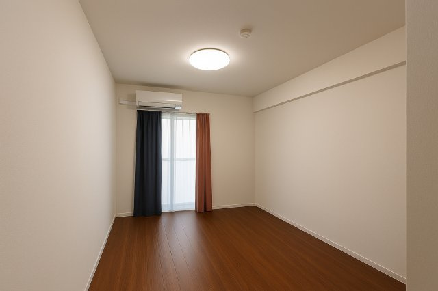 サングリーン西川口の居間・リビング|窓からたっぷりと差し込む自然光と、ほどよい広がりが心をゆるめてくれる洋室。家具のレイアウトも自在で、気分や季節に合わせて自分らしい空間づくりが楽しめます。※AIによる画像加工を行っています。