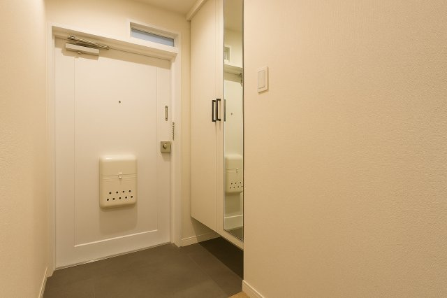 サングリーン西川口の玄関|明るく開放感のある玄関が、家族や訪れる人を優しく迎える心地よい第一印象を演出します。※AIによる画像加工を行っています。