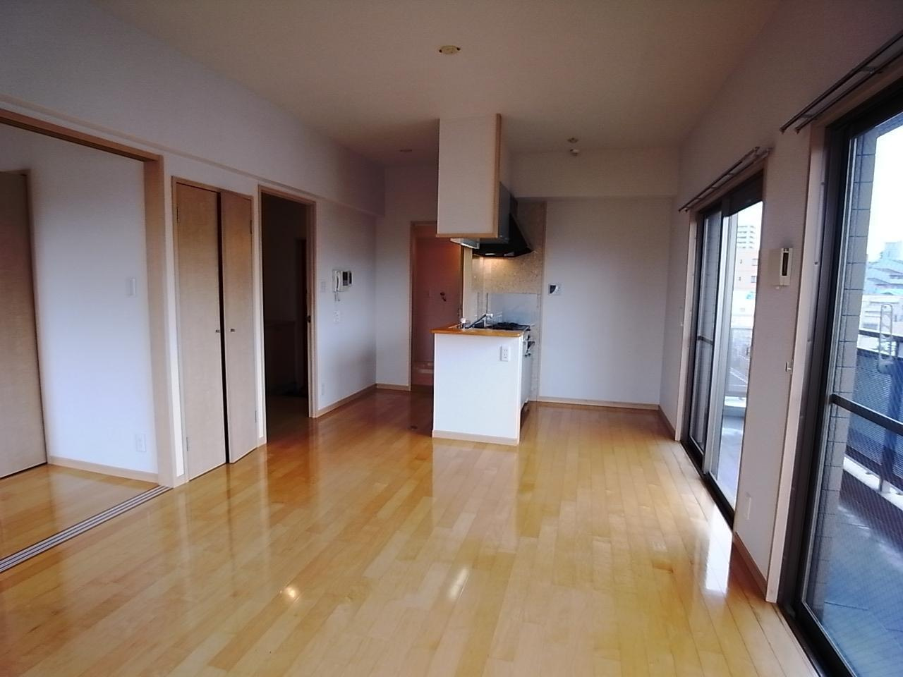 ロイヤルタワー花畑駅前の居間・リビング|ゆったりとしたリビングです