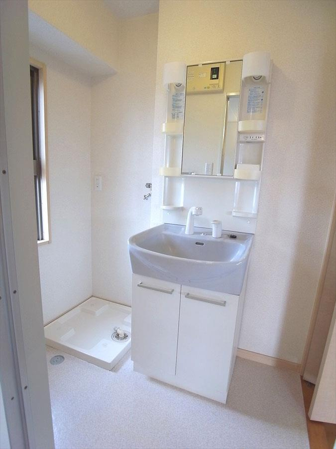 ロイヤルタワー花畑駅前の洗面所|スペースが確保できる洗面所です