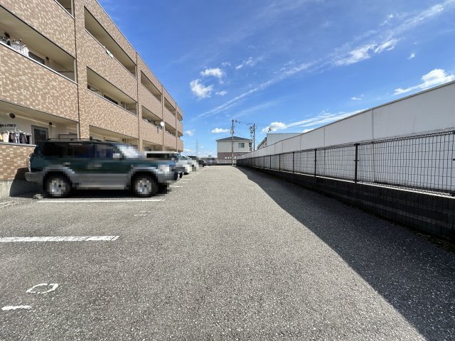 トゥジュール・ヴェールの駐車場