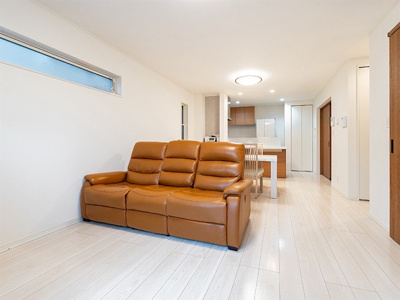 【居間・リビング】 | ◆◇大曾根台中古戸建◇◆ | ◆柔らかな色合いのフローリングと清潔感のあふれる白のクロスが明るい空間を創り出しているリビングダイニング。家族の集まる憩いの場にふさわしいです。