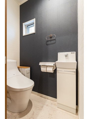 【その他】 | ◆◇大曾根台中古戸建◇◆ | ◆清潔感のある白を基調とした落ち着ける空間。小窓をもうけていますので、こもりやすい空気の入れ替えも簡単に行えますね！