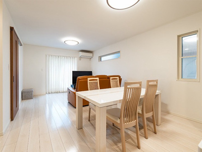 【居間・リビング】 | ◆◇大曾根台中古戸建◇◆ | ◆広々としたリビング・ダイニングは、シックでモダンな内装。落ち着いた雰囲気に包まれて、伸びやかな空間のなかで、ゆったりと家族団らんのひとときを過ごせます。