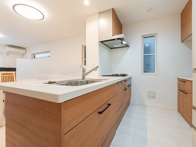 【キッチン】 | ◆◇大曾根台中古戸建◇◆ | ◆長い時間滞在するキッチンだからこそ、食事の準備を楽しい時間に、忙しい時でもスムーズに無駄なく作業できる、お手入れも簡単にできるなど、毎日を楽しくするキッチンスペースに仕上げました。