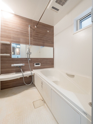 【浴室】 | ◆◇大曾根台中古戸建◇◆ | ◆モダンデザインの空間が気持ちよさを高めてくれるバスルーム。すっきりとした清潔感の中に都会的なセンスが感じられ、心身をリフレッシュできる寛ぎを深めてくれるスペースです。