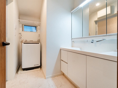 【独立洗面台】 | ◆◇大曾根台中古戸建◇◆ | ◆ご家族の1日が始まり、1日が終わりを締めくくる洗面空間。洗濯機を配置しても十分なスペースを確保した設計となっております。