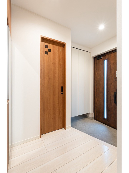 【玄関】 | ◆港北区大曽根台　中古戸建◆ | ◆光の渦が溢れた明るい玄関ホール。「おかえり」と「ただいま」が交差するお家の顔とも言える場所は爽やかで心地良い空間となっています。すっきり片付いた玄関で来客時にも自信が持てそう。