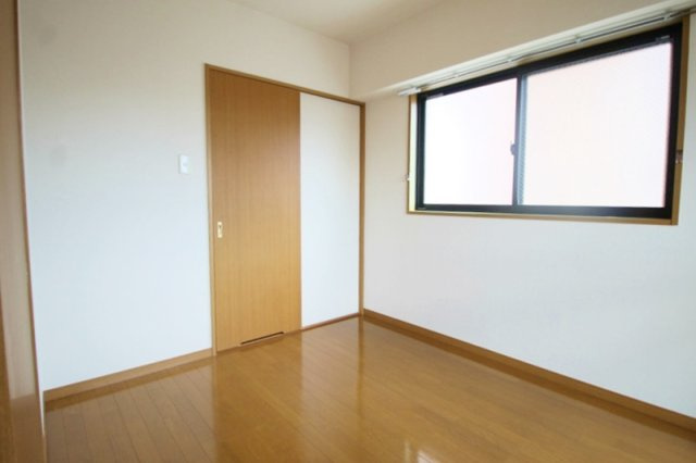 グランデージ中央町の寝室|風通しも良い寝室です☆