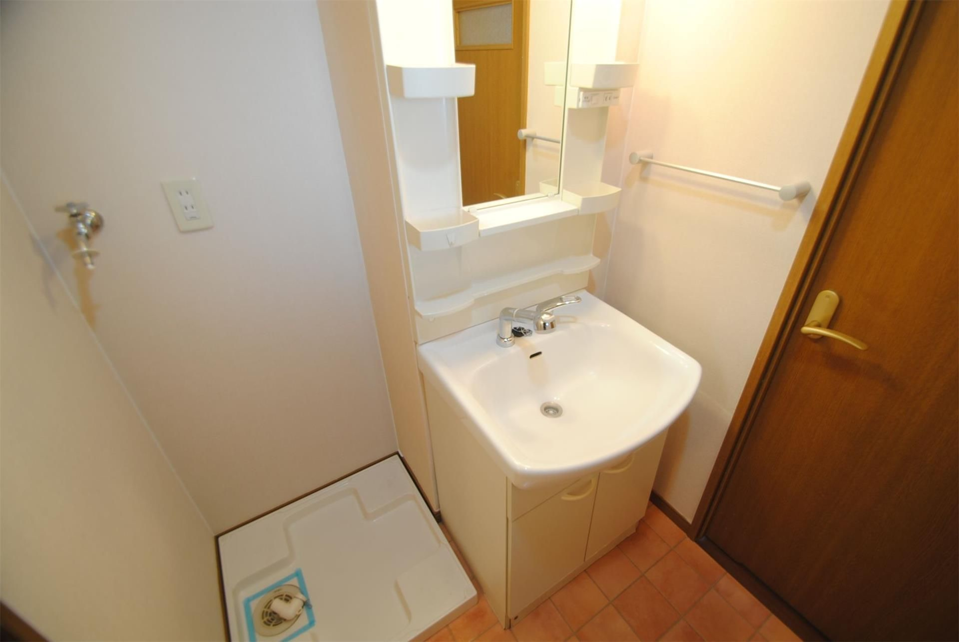 グランデージ中央町の洗面所|明るい洗面所です★