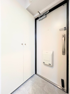 【玄関】 | 豊栄綱島マンション | ◆明るい玄関です！散らかりやすい玄関もスッキリする大容量のシューズボックス付き。