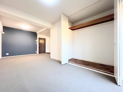 【居間・リビング】 | 豊栄綱島マンション | ◆広々としたリビング・ダイニングは、シックでモダンな内装。落ち着いた雰囲気に包まれて、伸びやかな空間のなかで、ゆったりと家族団らんのひとときを過ごせます。