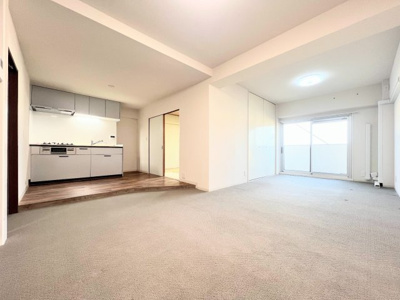 【居間・リビング】 | 豊栄綱島マンション | ◆一家だんらんのスペースとなるＬＤＫ。窓から明るい光が差し込み、思わず家族の会話も弾む快適な空間。