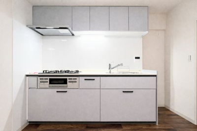 【キッチン】 | 豊栄綱島マンション | ◆デザイン性と機能性を兼ね備えたキッチンです。リビングスペースとの一体感が生まれ、広々空間を演出してくれます。