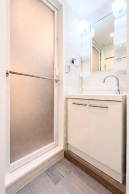 【独立洗面台】 | 豊栄綱島マンション | ◆毎日使う場所だから、機能的で使いやすさに配慮したパウダールーム。すっきりと使えるように収納も豊富にご用意しています。