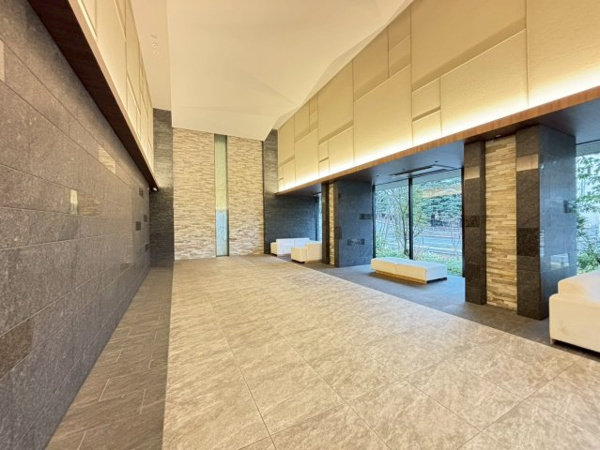 【エントランス】 | 【エントランス】開放感のあるエントランスホールです☆