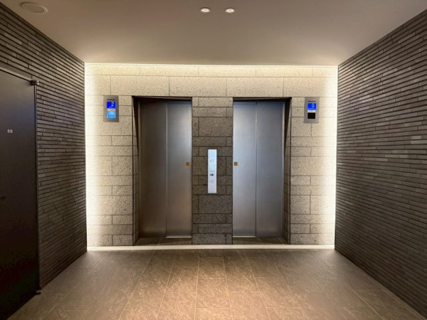 【その他共用部分】 | 【エレベーターホール】モノトーンで統一されたモードな内装◎