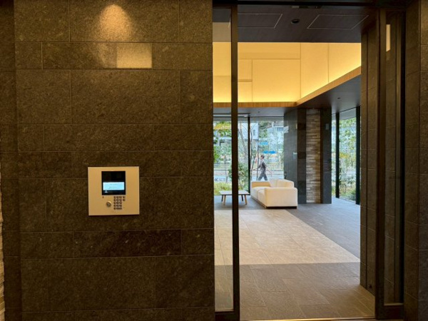 【その他共用部分】 | 【風除室】安心安全のオートロックです！強固なセキュリティも魅力の1つ☆