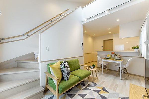 千葉市花見川区朝日ケ丘３丁目のテラスの居間・リビング