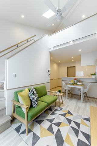 千葉市花見川区朝日ケ丘３丁目のテラスの居間・リビング