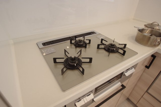 【キッチン】 | 【仲介手数料無料！！】川崎市麻生区片平5丁目　新築戸建て（全12棟）11号棟　5180万円 | ガラストップ