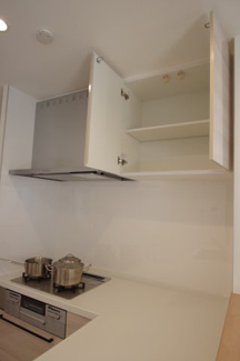 【キッチン】 | 【仲介手数料無料！！】川崎市麻生区片平5丁目　新築戸建て（全12棟）11号棟　5180万円 | 耐震ラッチ付き吊戸棚