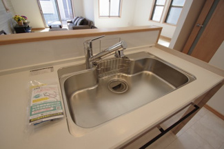 【キッチン】 | 【仲介手数料無料！！】川崎市麻生区片平5丁目　新築戸建て（全12棟）11号棟　5180万円 | 浄水器付き水栓