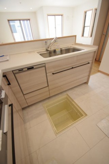 【キッチン】 | 【仲介手数料無料！！】川崎市麻生区片平5丁目　新築戸建て（全12棟）11号棟　5180万円 | 床下収納