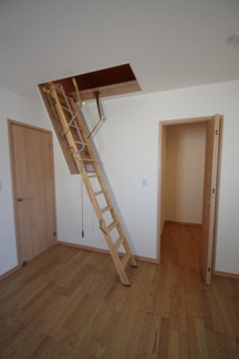 【収納】 | 【仲介手数料無料！！】川崎市麻生区片平5丁目　新築戸建て（全12棟）11号棟　5180万円 | 屋根裏収納