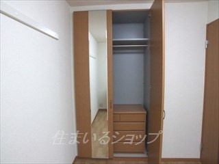 Ｒｏｙａｌ　Ｍａｉｓｏｎの収納|引き出し・扉にミラー付き
