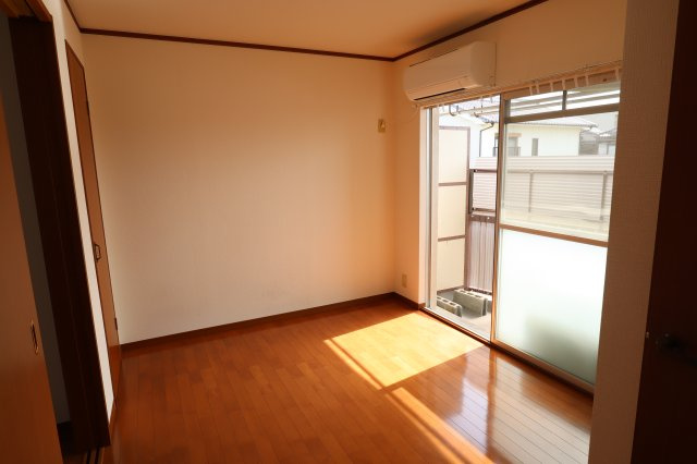 井上マンションの洋室