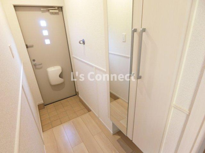 【玄関】 | リュート | 背の高い下駄箱には鏡付きで身だしなみチェック。