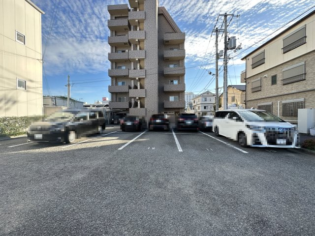 ロイヤル新本町の駐車場