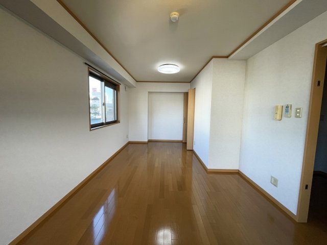 ロイヤル新本町の居間・リビング