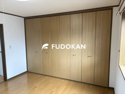 【独立洗面台】 | 鶴岡市千石町【中古住宅】 | 三面鏡の洗面台は、スタイリッシュなだけでなく収納力もあります。