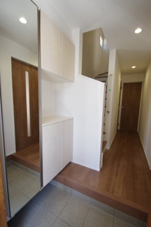 【玄関】 | 【仲介手数料無料！！】川崎市麻生区多摩美2丁目　新築戸建て（全1棟）1号棟　4580万円 | 下駄箱（鏡付き）