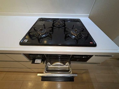 【設備】 | 日商岩井目白台マンション | ３口ガスコンロ、グリル　※2025年12月撮影