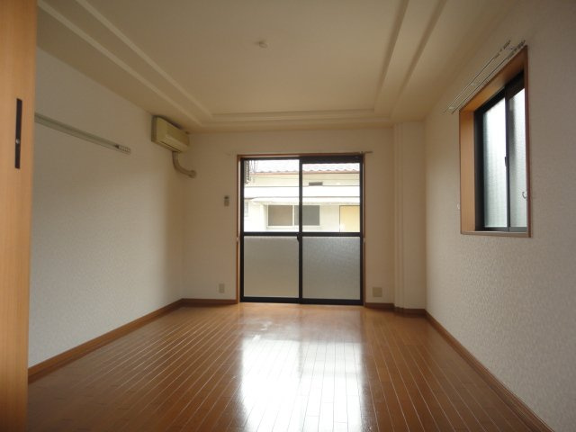 グランドールヒルズの内装|日当たり良好洋室