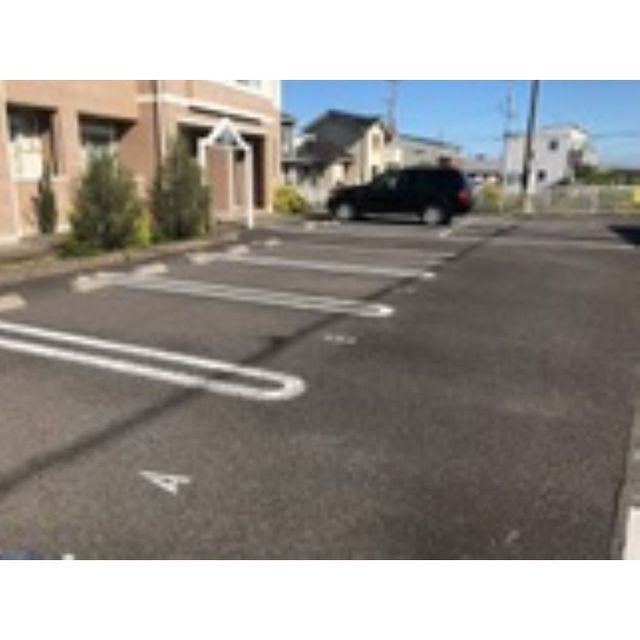 関市肥田瀬のアパートの駐車場