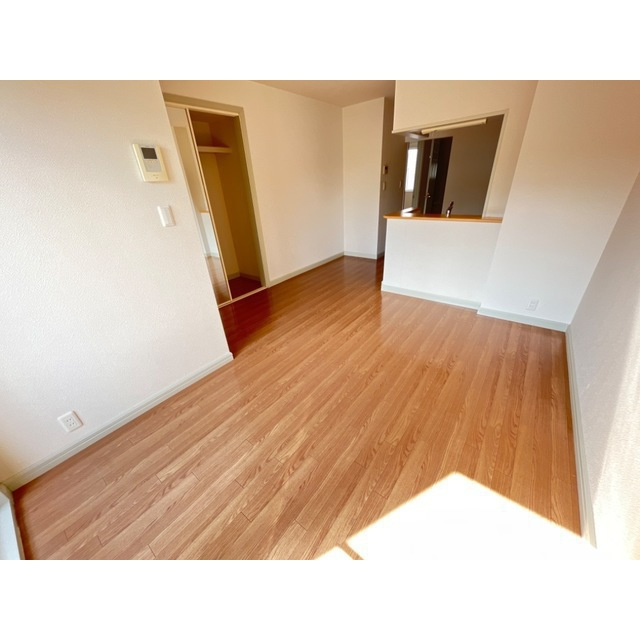 関市肥田瀬のアパートの居間・リビング