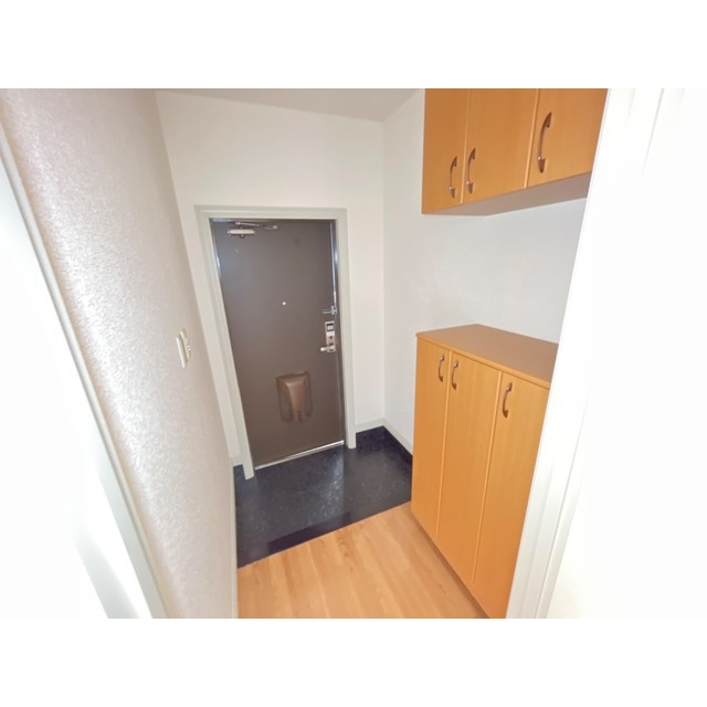 関市肥田瀬のアパートの玄関