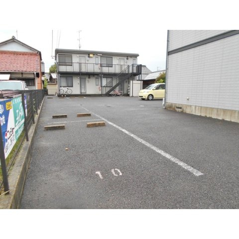 岐阜市領下のアパートの駐車場