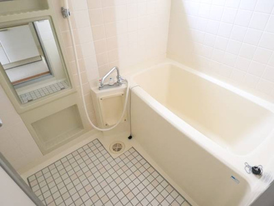 【浴室】 | コーポ祐天寺 | ホワイト・アイボリー基調の落ち着いた雰囲気の風呂場