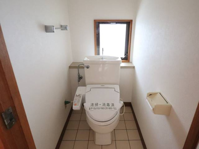 【トイレ】 | コーポ祐天寺 | トイレに採光部分有り。カビ防止