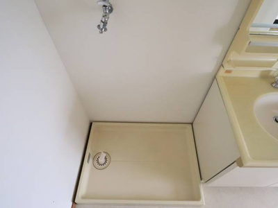 【その他】 | コーポ祐天寺 | 清潔感のある室内洗濯機置場