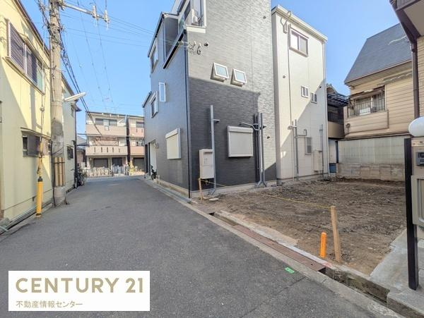 【前面道路含む現地写真】 | 鶴町１丁目　建築条件付宅地 | ■新築参考プラン図■間取り変更可
建物価格2080万円、木造3階建、建物延面積79.73平米、3ＳＬＤＫ