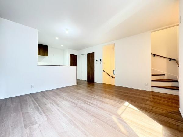 逗子市久木１丁目の新築一戸建の居間・リビング|バルコニー側から見たリビングです！インテリアが考えやすい間取りですね。