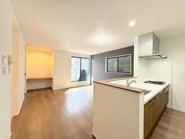 逗子市久木１丁目の新築一戸建の居間・リビング|キッチン側から見たリビングです！