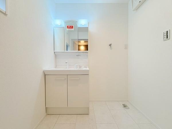 逗子市久木１丁目の新築一戸建の独立洗面台|明るい洗面室で三面鏡で収納ができます！