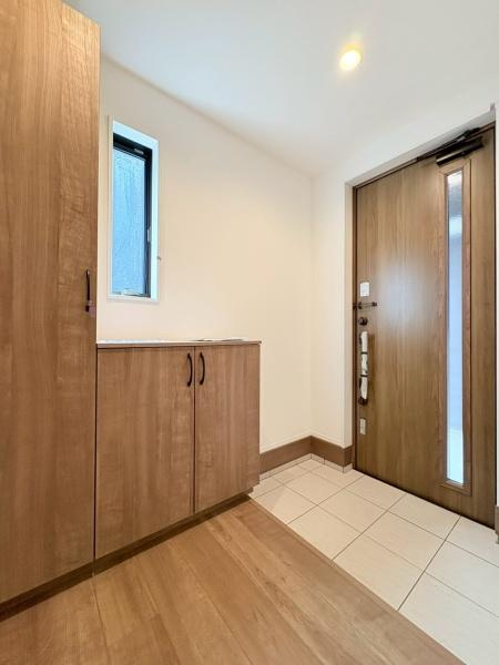 逗子市久木１丁目の新築一戸建の玄関|帰るたびにほっとできる、やさしい住まいの入口